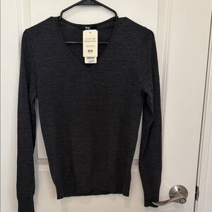 Uniqlo V-Neck merino wool sweater